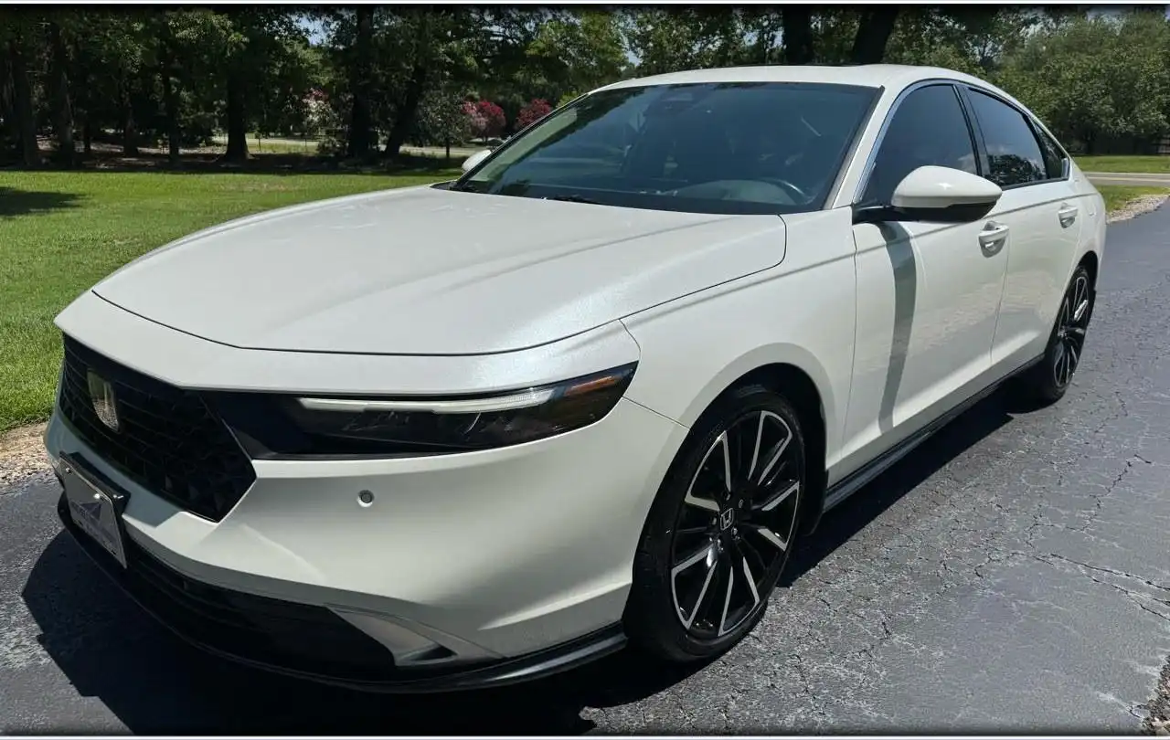 2023 Honda Accord Hybrid Touring's photo