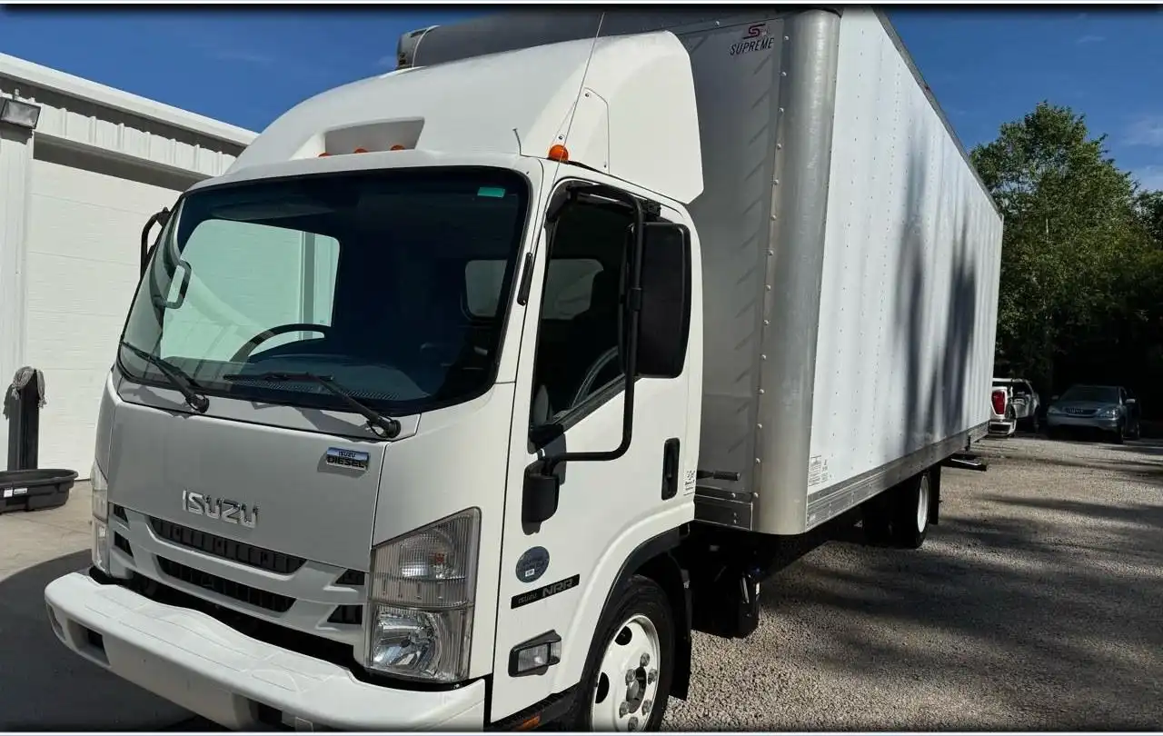 2017 Isuzu NRR's photo