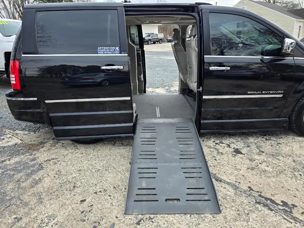 2010 Chrysler Town & Country Limited's photo