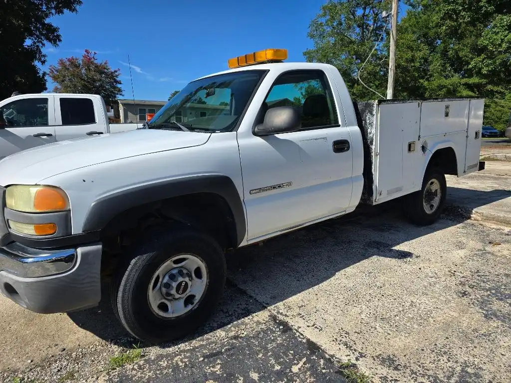 2004 GMC Sierra SLE 2WD Regular Cab LWB's photo