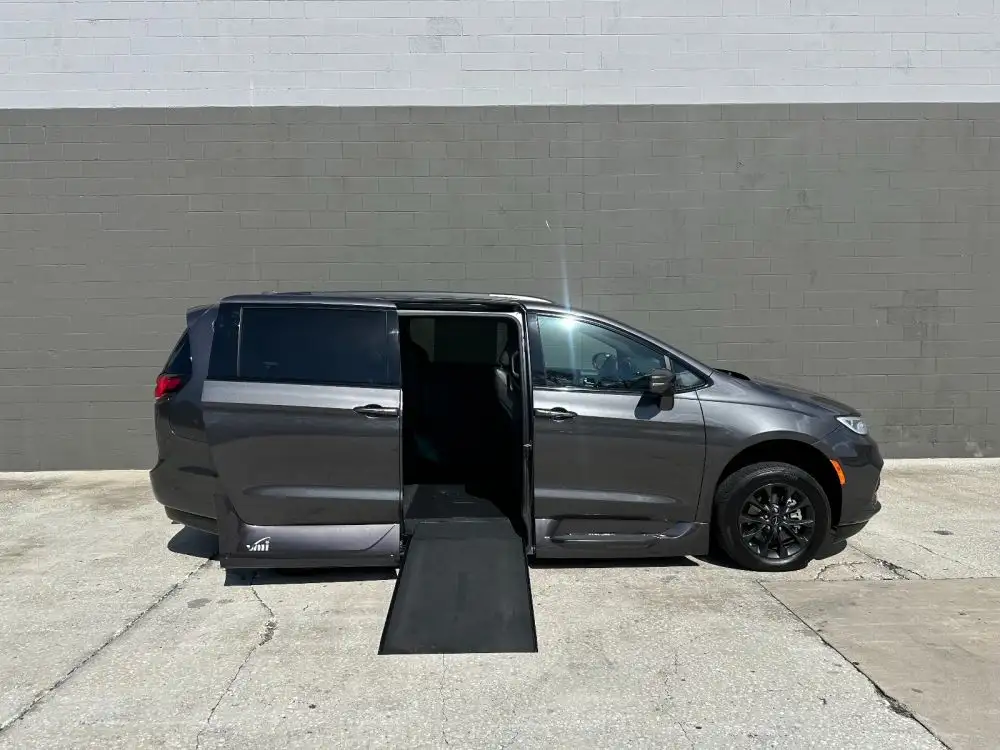 2021 Chrysler Pacifica Touring L's photo