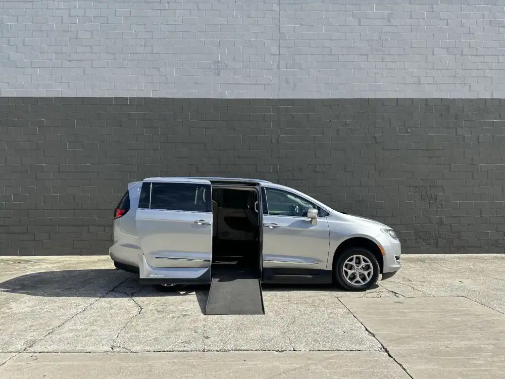 2018 Chrysler Pacifica Touring L Plus's photo