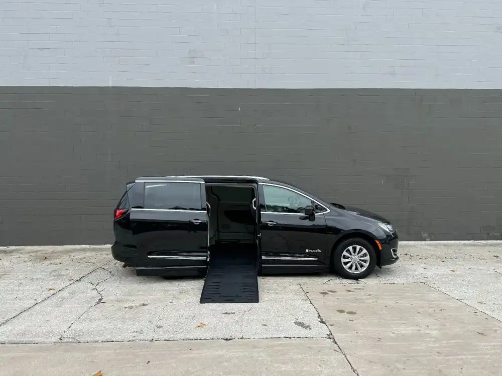 2018 Chrysler Pacifica Touring L's photo