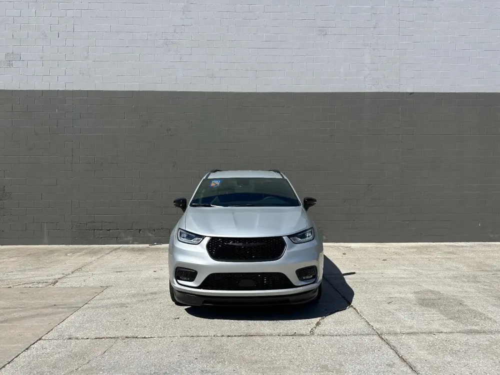 2026 Chrysler Pacifica Select photo 3