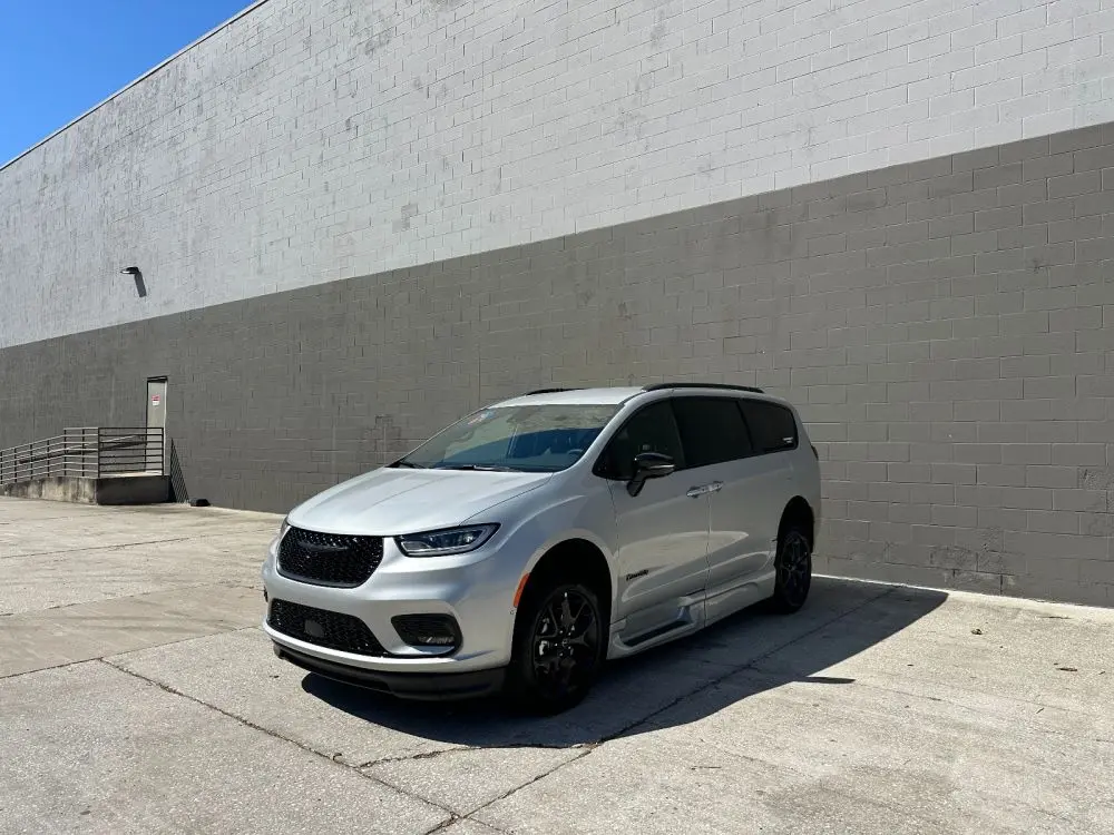 2026 Chrysler Pacifica Select photo 4