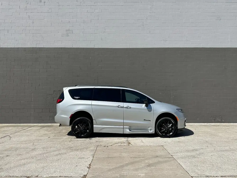2026 Chrysler Pacifica Select photo 5