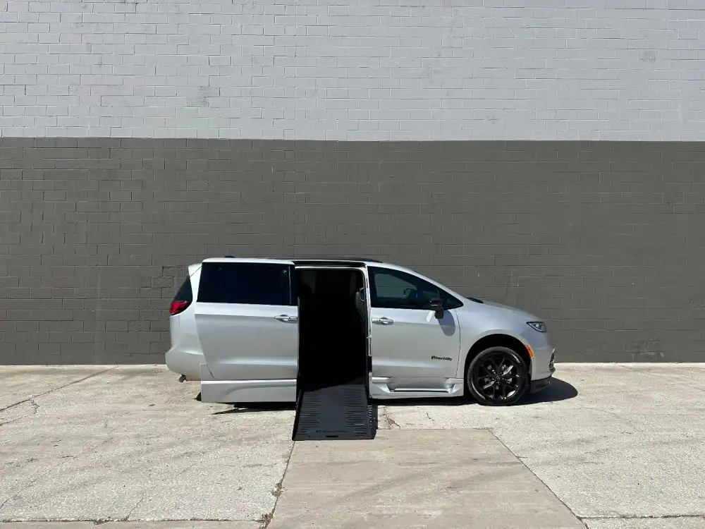 2026 Chrysler Pacifica Select's photo