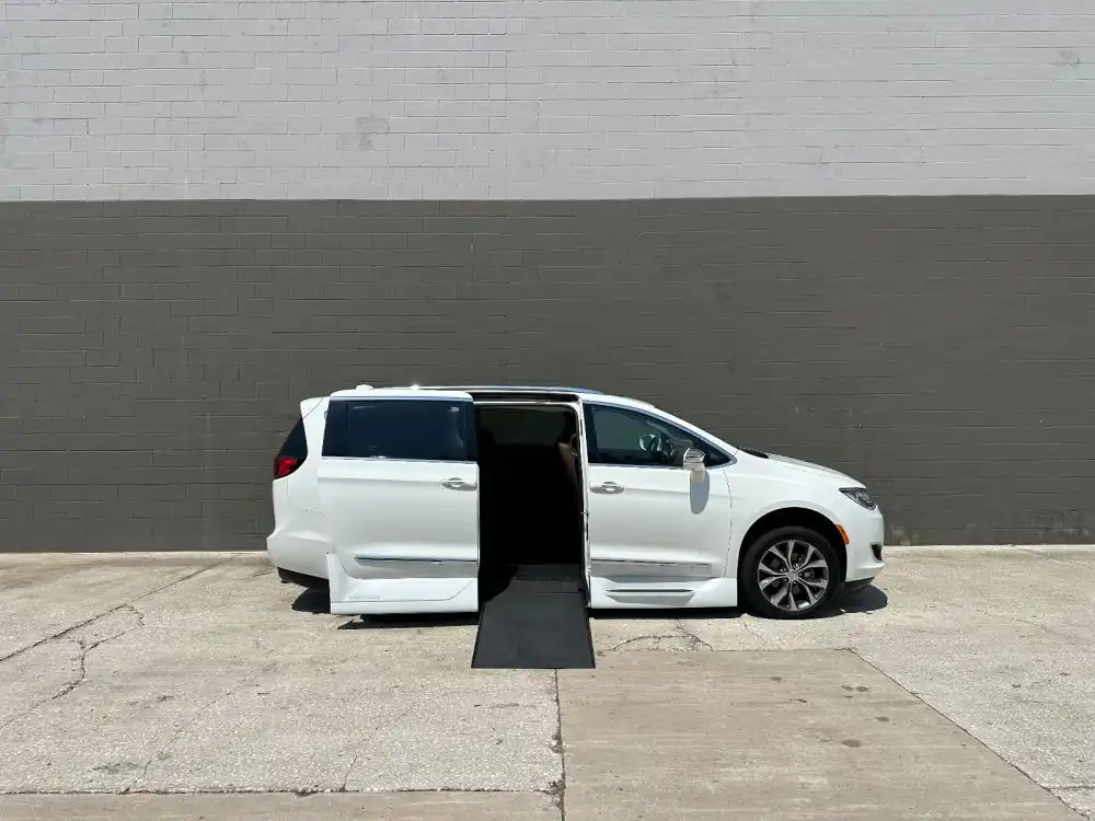 2018 Chrysler Pacifica Limited's photo