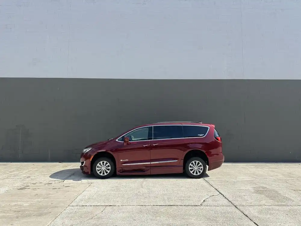 2017 Chrysler Pacifica Touring-L's photo