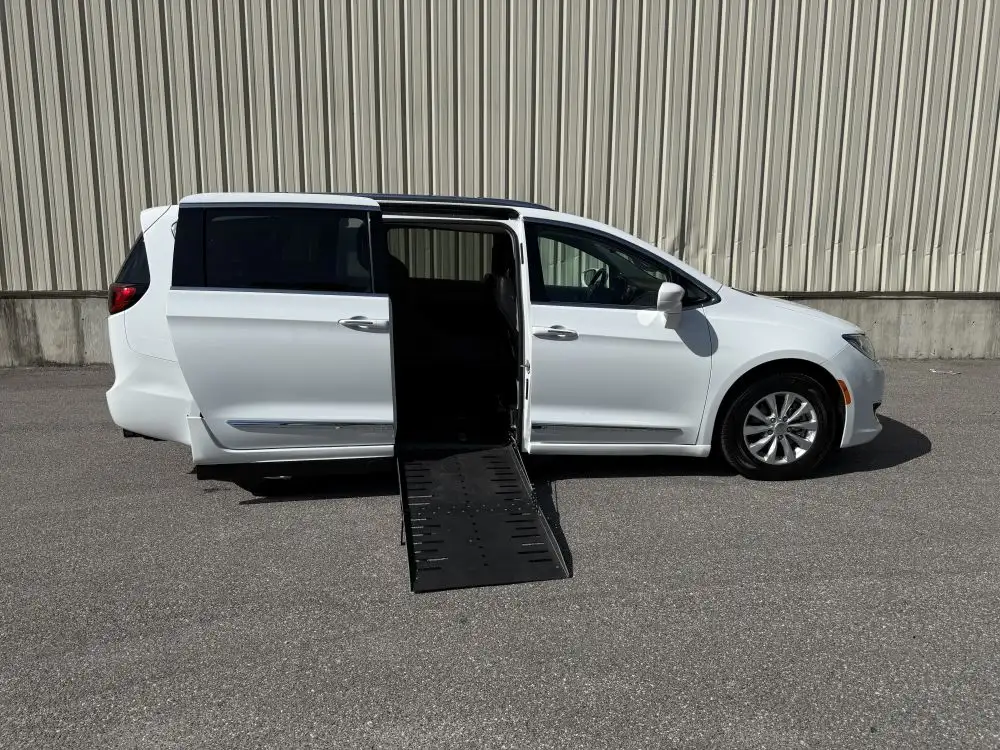 2018 Chrysler Pacifica Touring L's photo