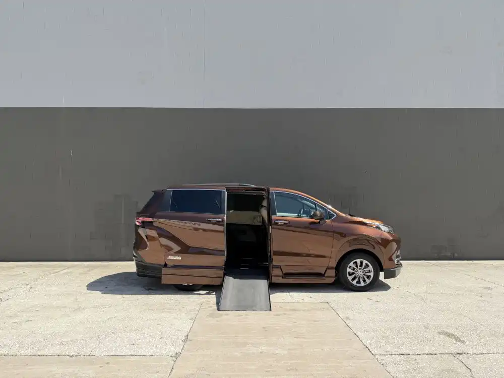 2022 Toyota Sienna XLE 8-Passenger Hybrid FWD's photo