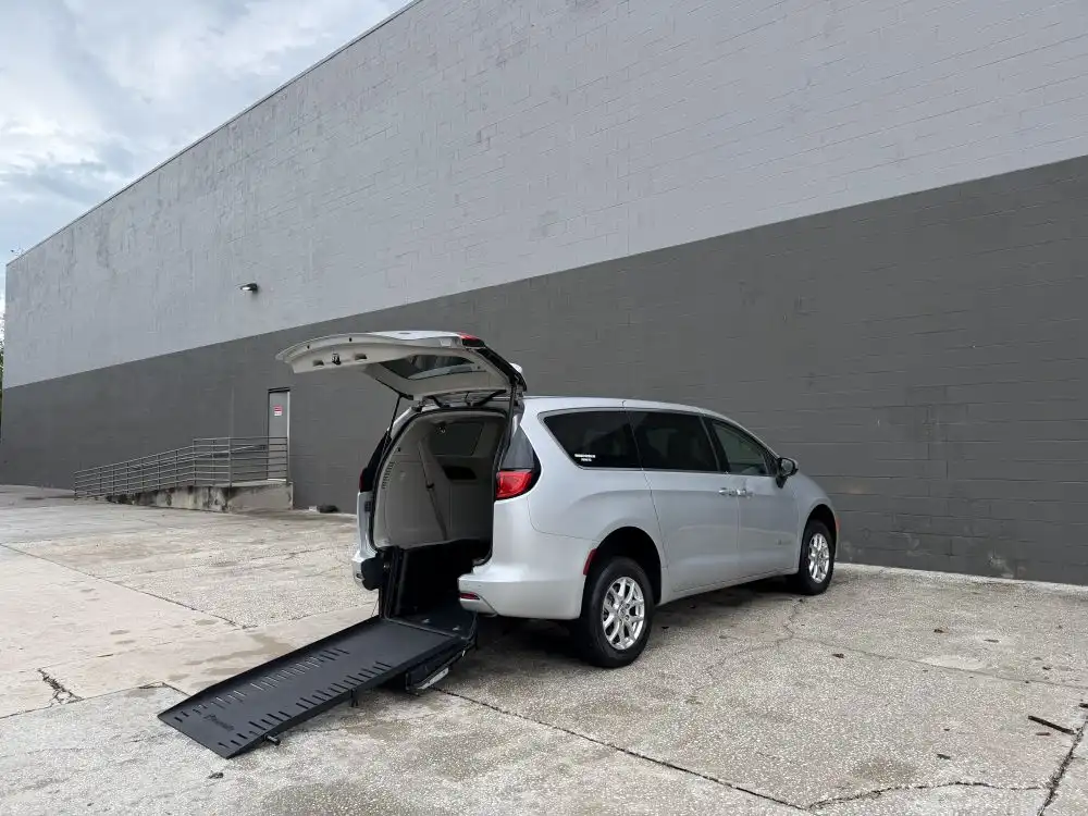 2022 Chrysler Voyager LX's photo