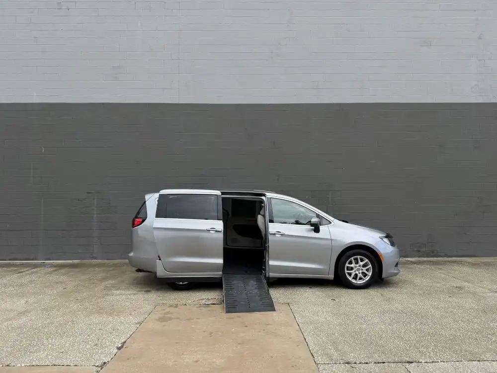 2021 Chrysler Voyager LXI's photo