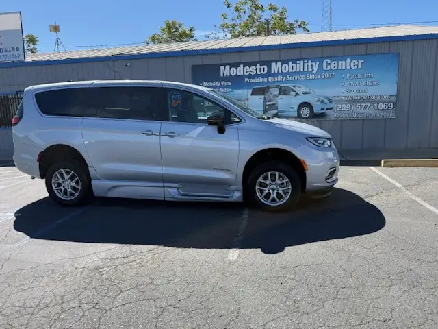 2024 Chrysler Pacifica Touring L photo 1