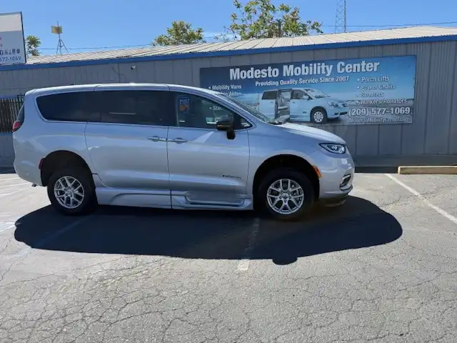 2024 Chrysler Pacifica Touring L's photo