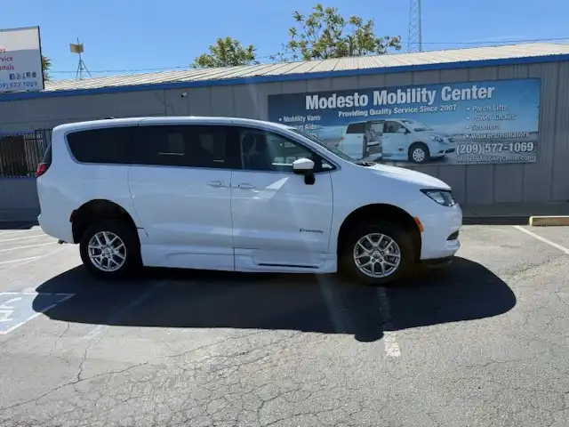 2023 Chrysler Voyager LX's photo