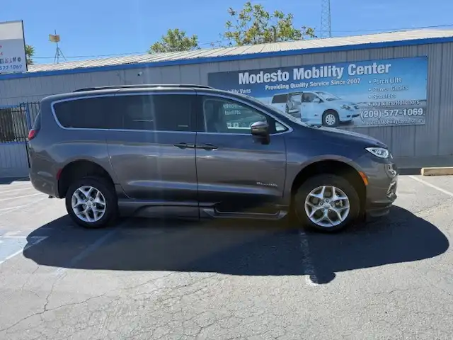 2022 Chrysler Pacifica Touring L's photo