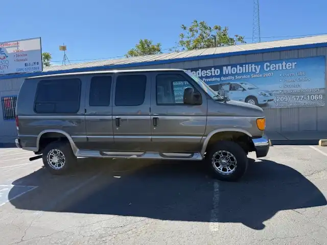 2004 Ford E-Series E-250 Van's photo