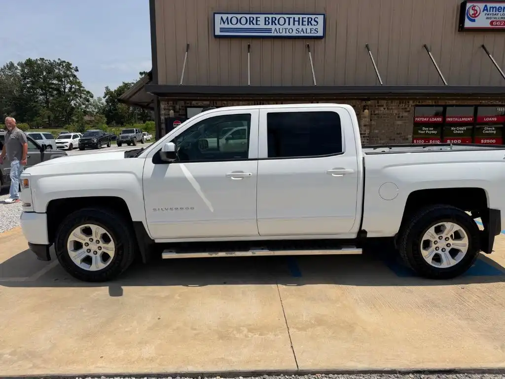 2017 Chevrolet Silverado 1500 Z71 4WD Crew Cab Short Box LT's photo