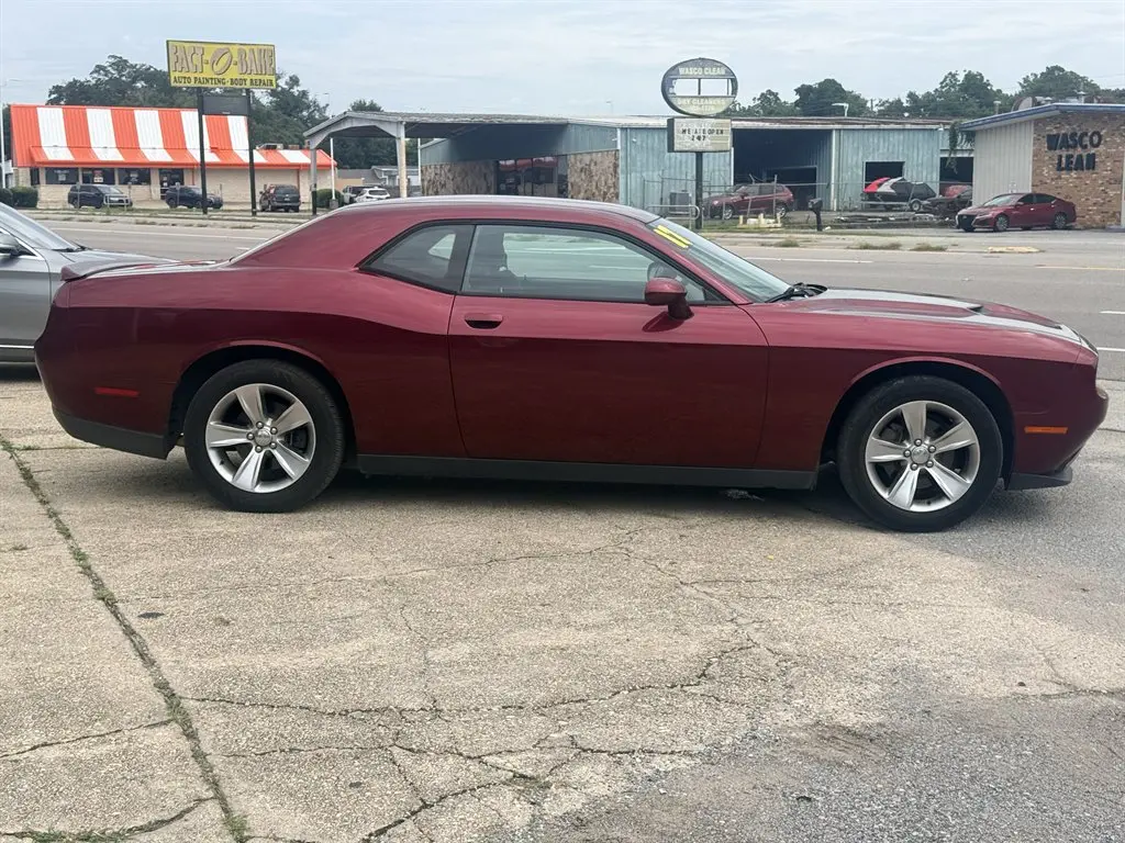 2017 Dodge Challenger SXT photo 4