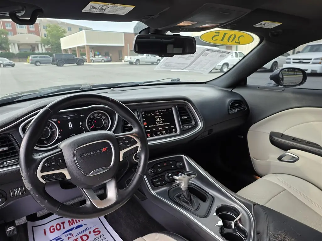 2015 Dodge Challenger SXT Plus photo 4
