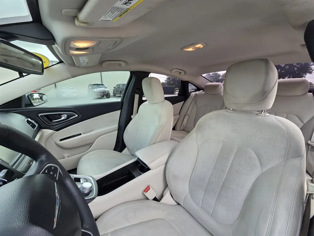 2015 Chrysler 200 Limited photo 5
