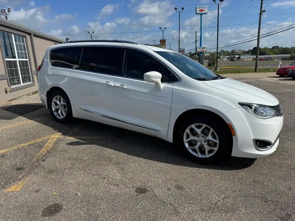 2020 Chrysler Pacifica Touring L Plus's photo