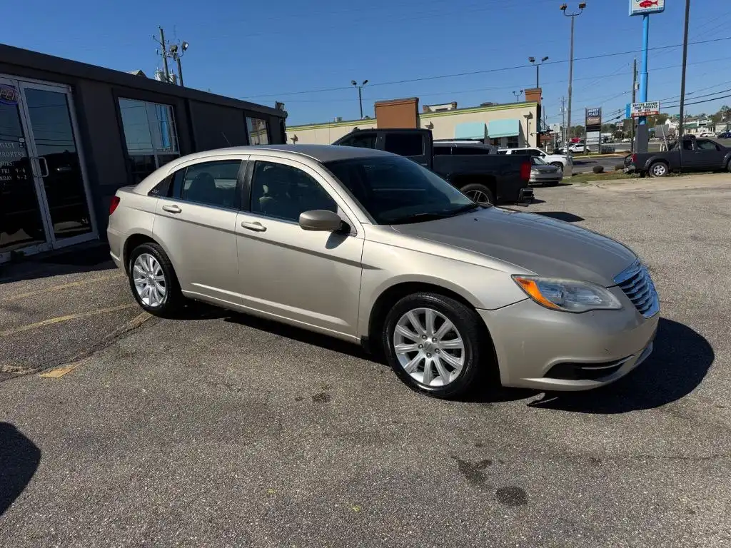 2013 Chrysler 200 Touring's photo