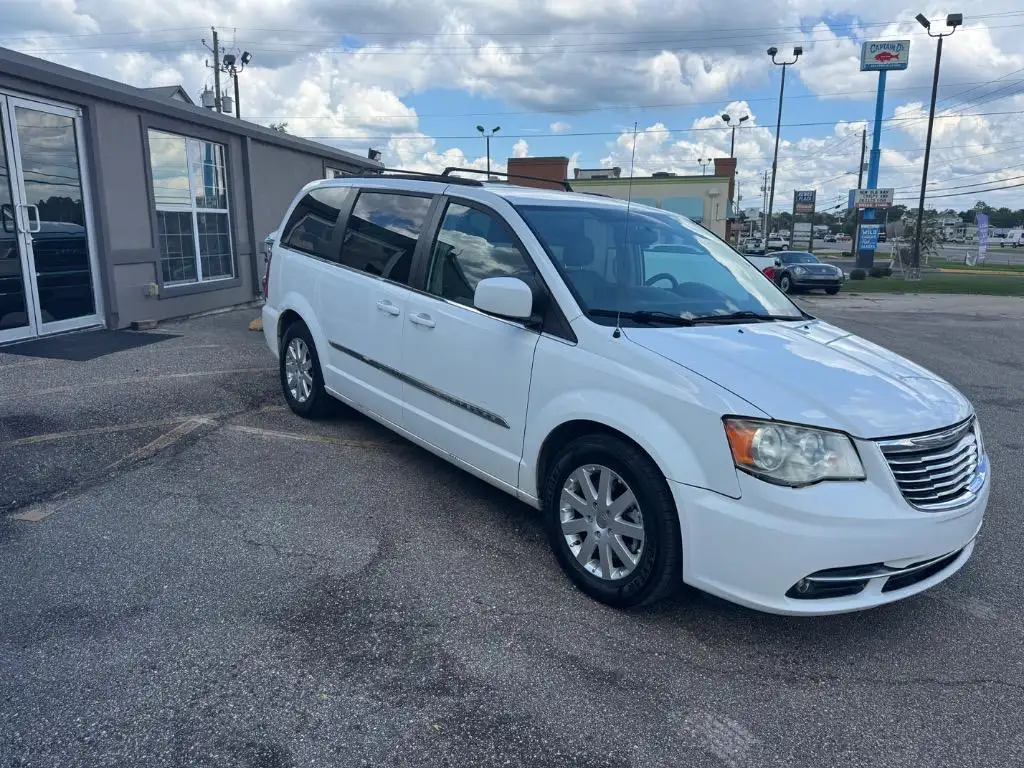 2013 Chrysler Town & Country Touring's photo