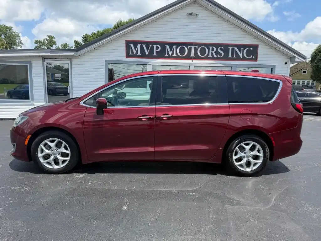 2017 Chrysler Pacifica Touring Plus's photo