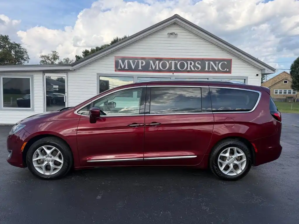 2018 Chrysler Pacifica Touring L Plus's photo