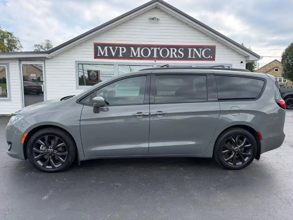 2020 Chrysler Pacifica Touring L's photo