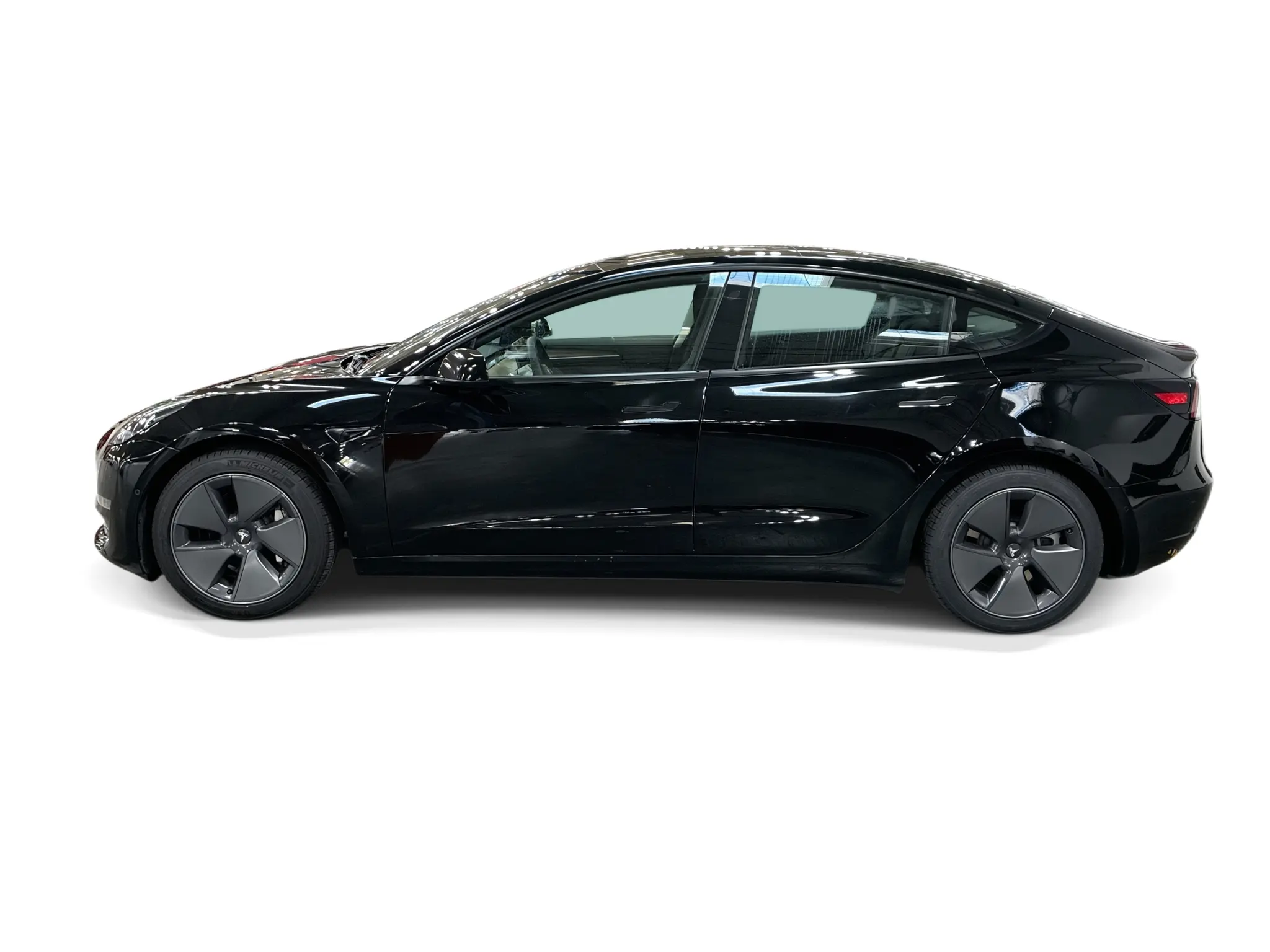 2022 Tesla Model 3 Standard Range Plus photo 3