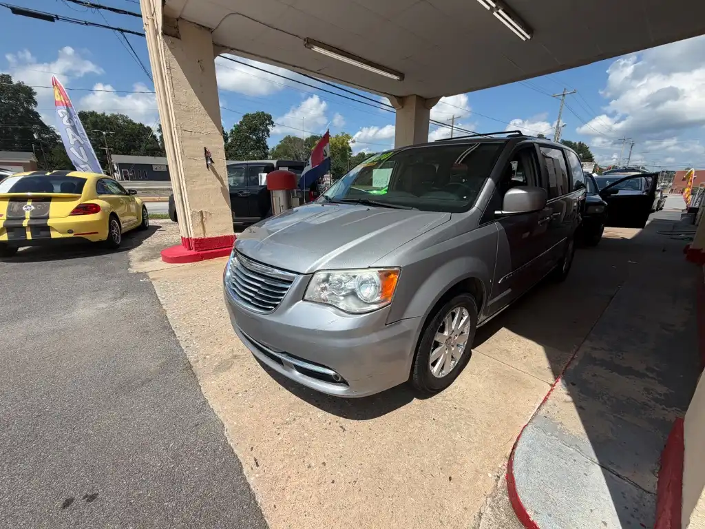 2014 Chrysler Town & Country Touring's photo