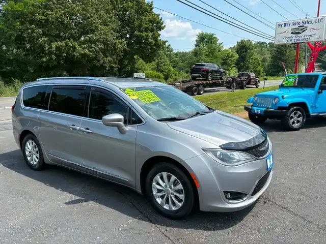 2019 Chrysler Pacifica Touring L's photo