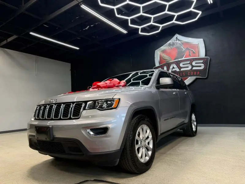 2021 Jeep Grand Cherokee Laredo E photo 3