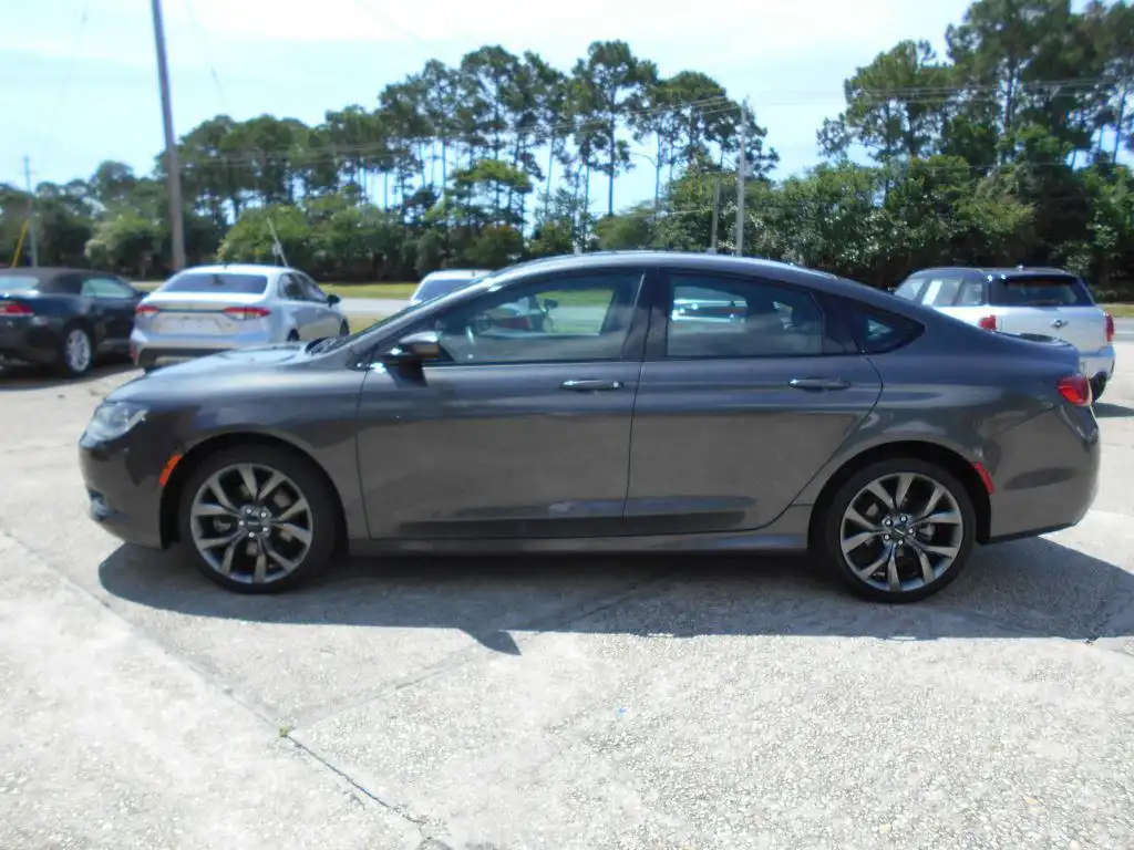 2016 Chrysler 200 S's photo
