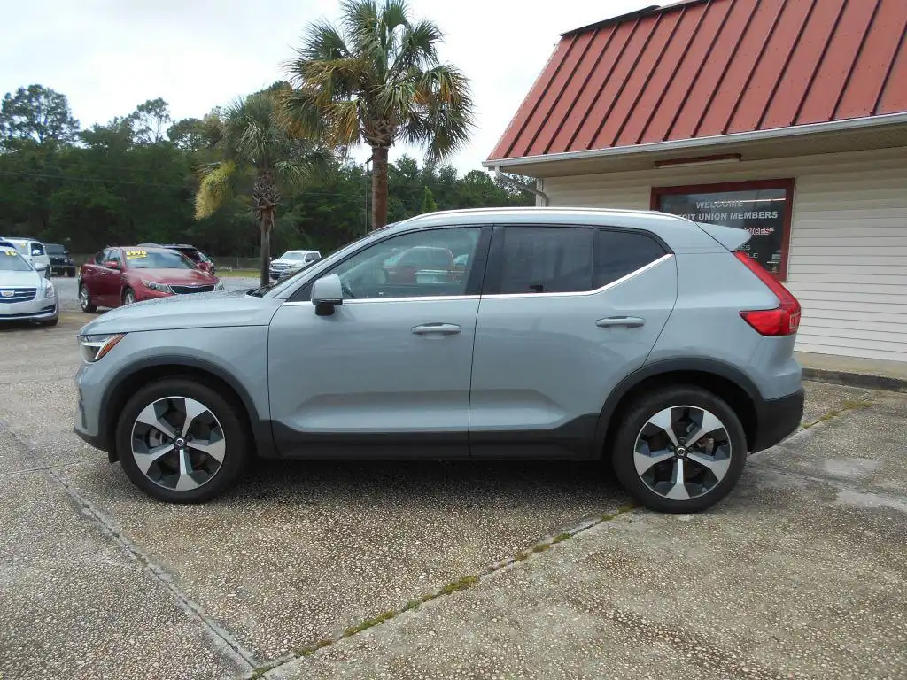 2024 Volvo XC40 B5 Plus Bright AWD's photo