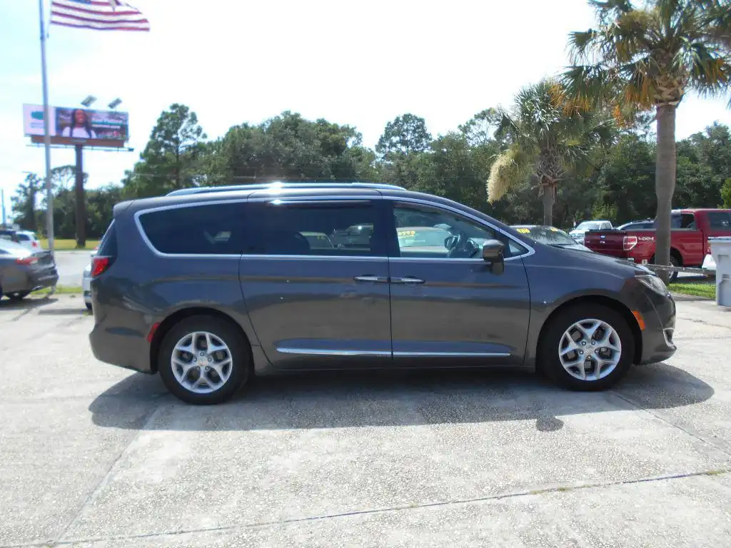 2019 Chrysler Pacifica Touring L Plus's photo