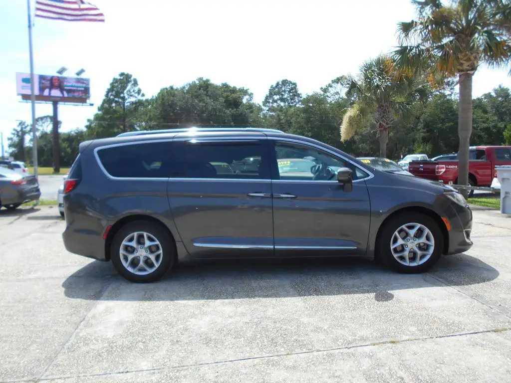 2019 Chrysler Pacifica Touring L Plus's photo