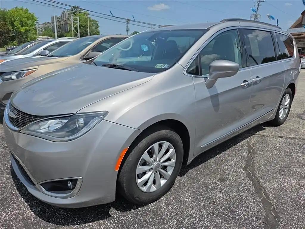 2017 Chrysler Pacifica Touring-L's photo