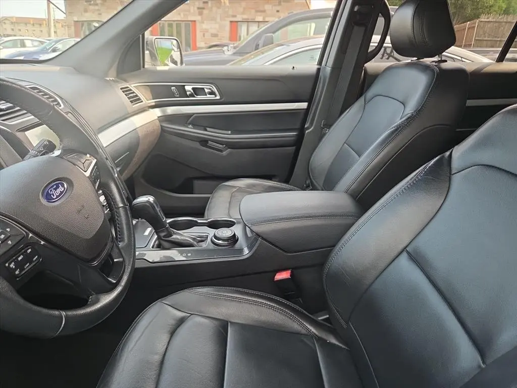 2017 Ford Explorer XLT 4WD photo 5