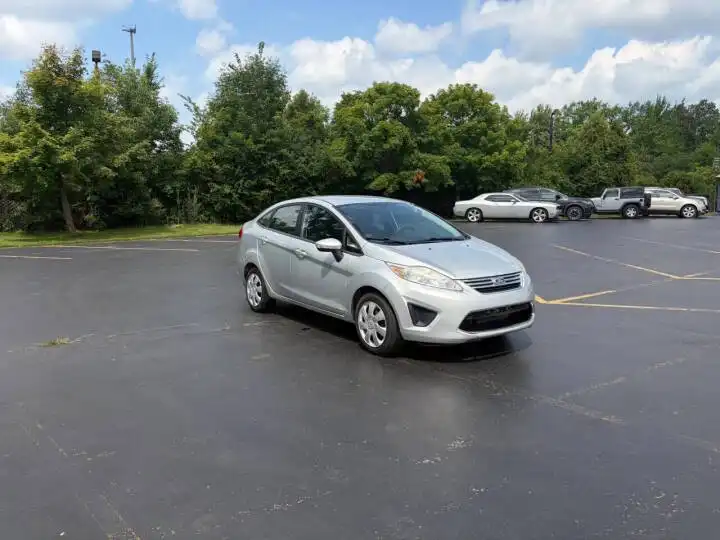 2013 Ford Fiesta SE Sedan's photo