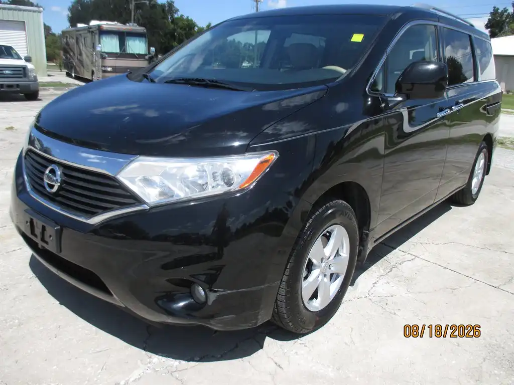 2016 Nissan Quest SV's photo