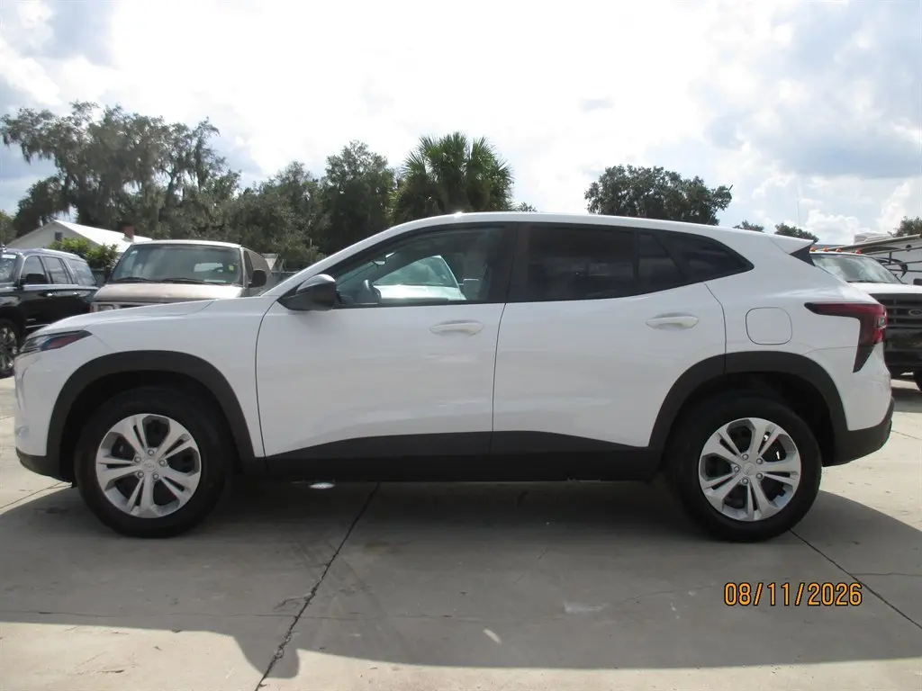 2025 Chevrolet Trax LS photo 4