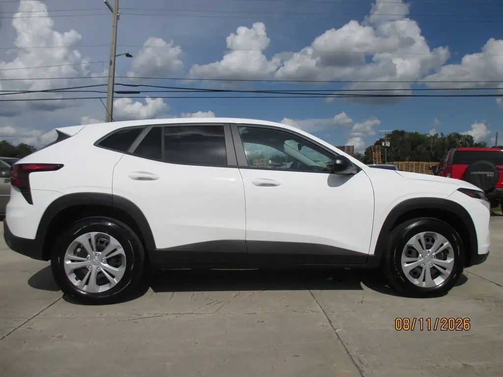 2025 Chevrolet Trax LS photo 5