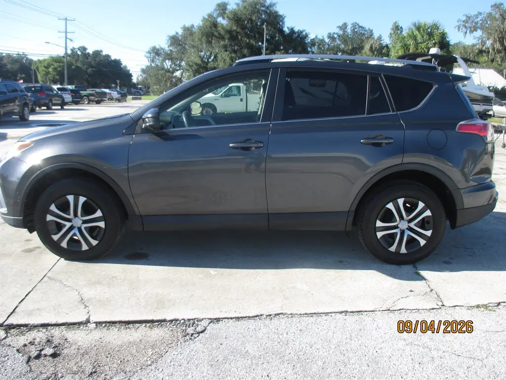 2017 Toyota RAV4 LE photo 5