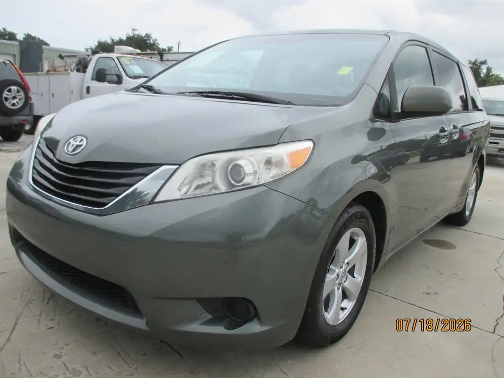 2014 Toyota Sienna LE V6 8-Passenger's photo