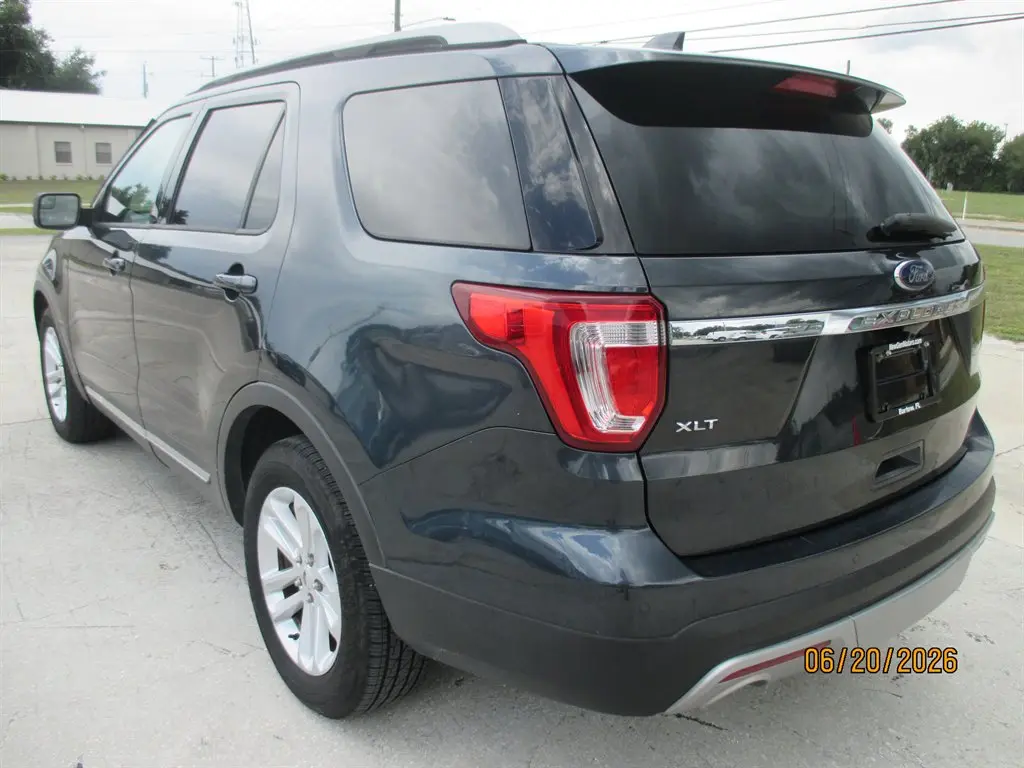 2017 Ford Explorer XLT FWD photo 4