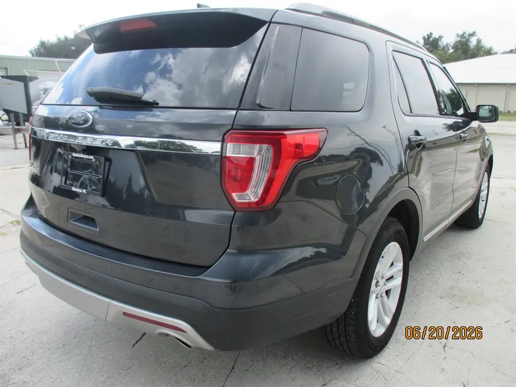 2017 Ford Explorer XLT FWD photo 3